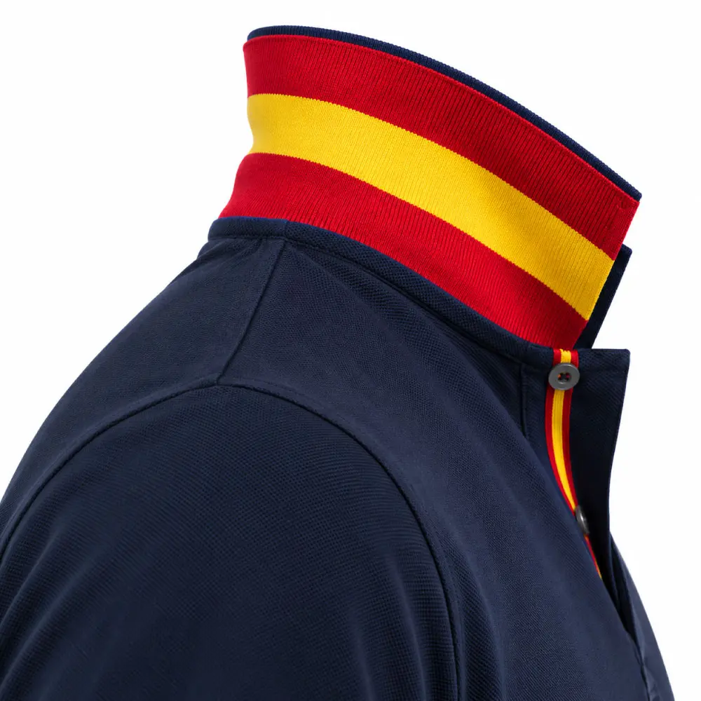 DETALLE-CUELLO-AZUL.webp